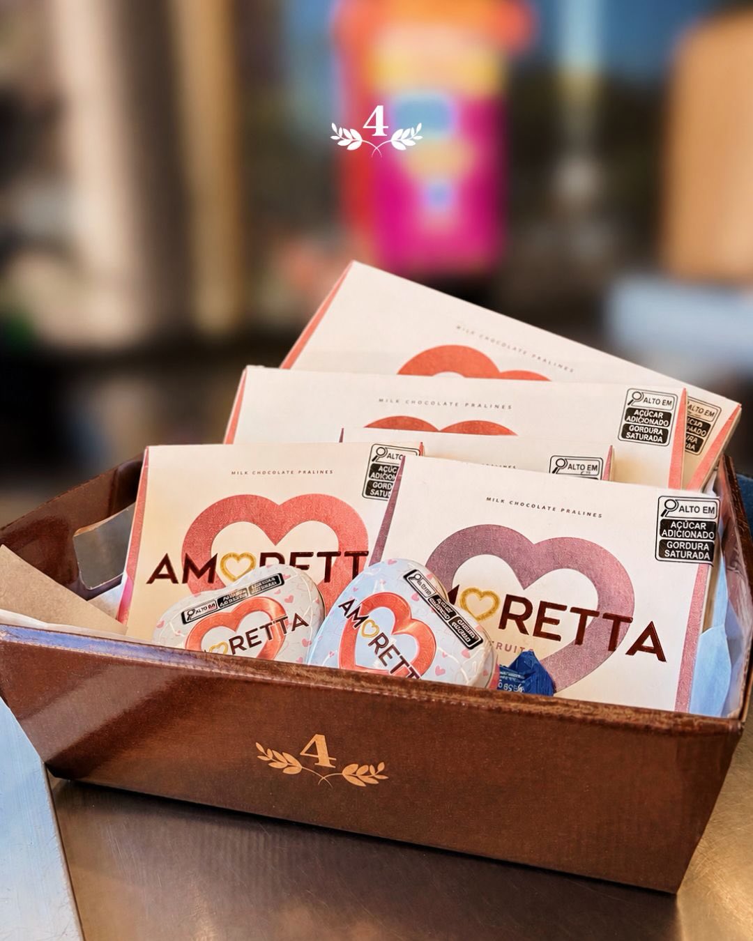 Cesta personalizada com chocolates Amoretta